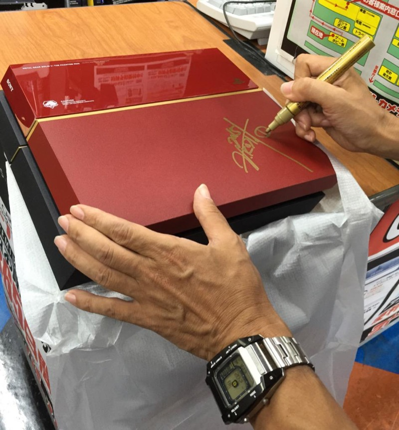 Illustration for article titled Hideo Kojima Sneaks Out, Signs Autographs